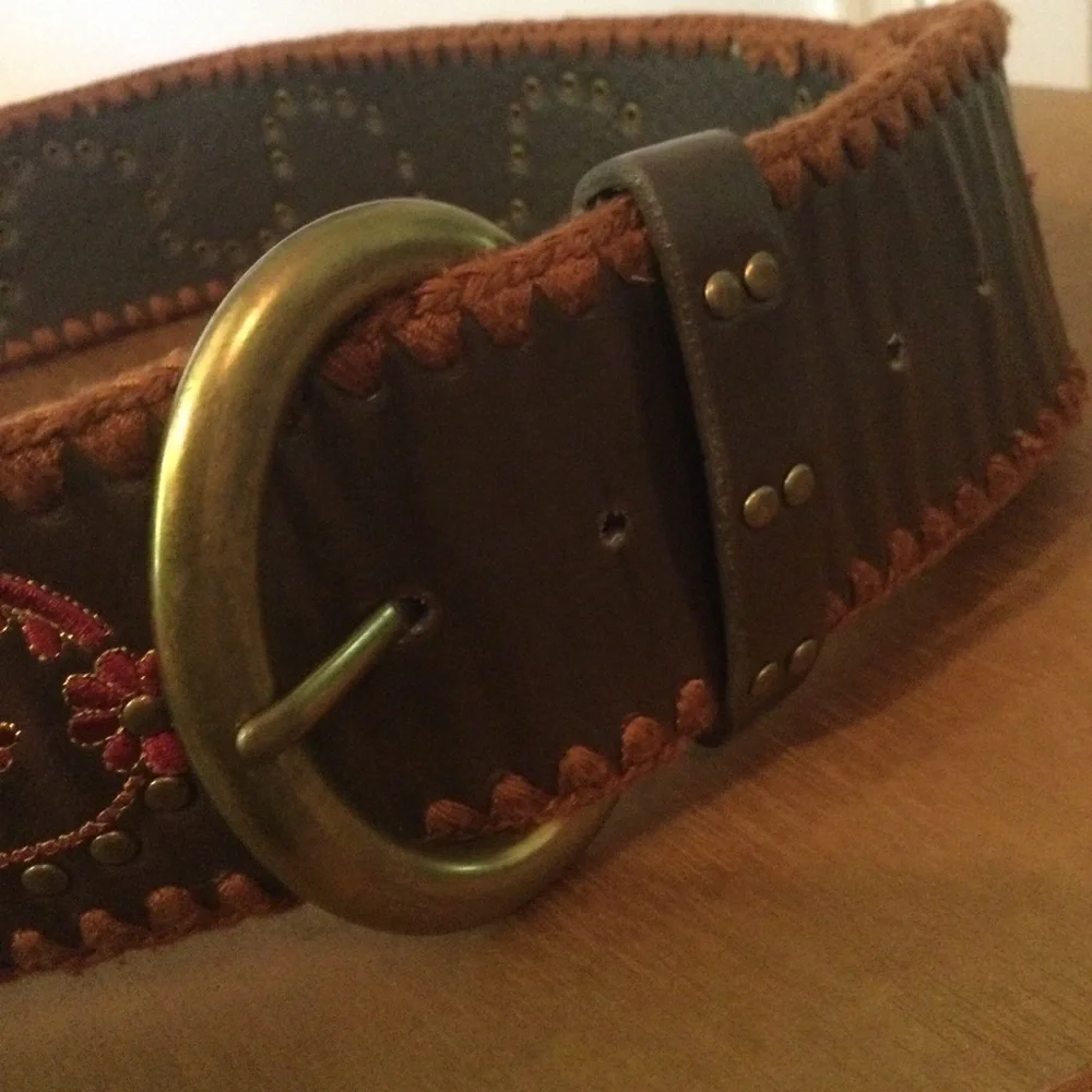 Oscar De la Renta- Vintage Wide Leather Embroidered Belt. Size OS - Picture 2 of 7